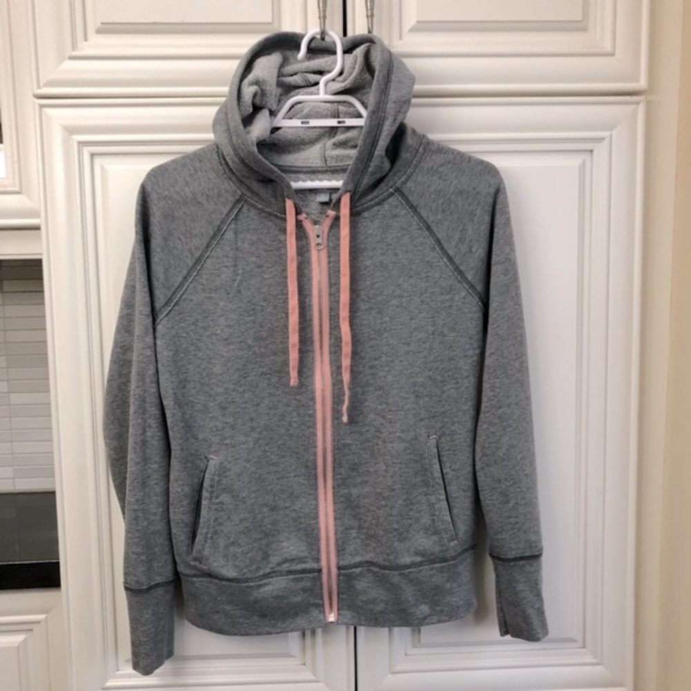 Aerie woman’s zip hoodie with pink accents